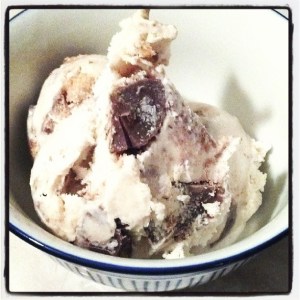 vanilla, with reese's peanut butter cups and swirls of chocolate peanut butter spread (because apparently, I don't have peanut butter)